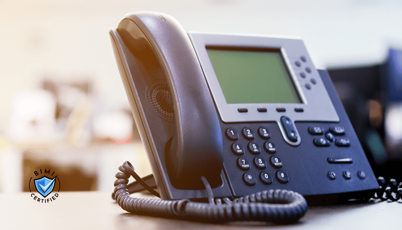 Kaasaegne telefon laual, mis ootab BIMI kontrollkõnet