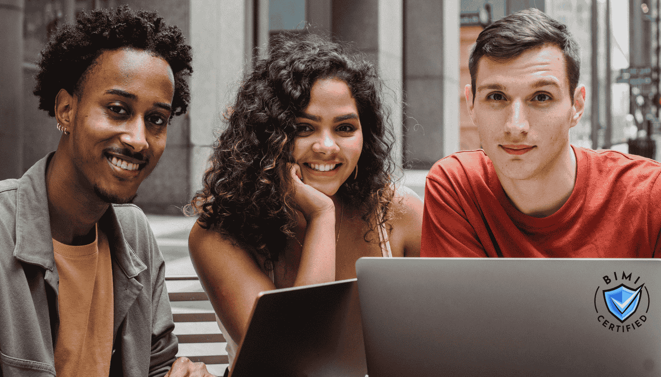 Ülikooli üliõpilased, kes loevad BIMI-sertifitseeritud e-kirja